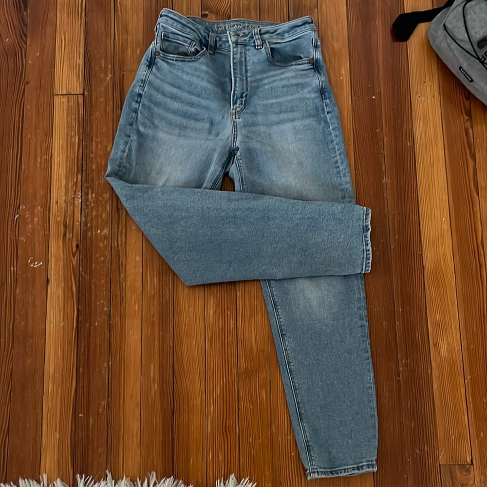 Light Wash American Eagle Jeans (6)